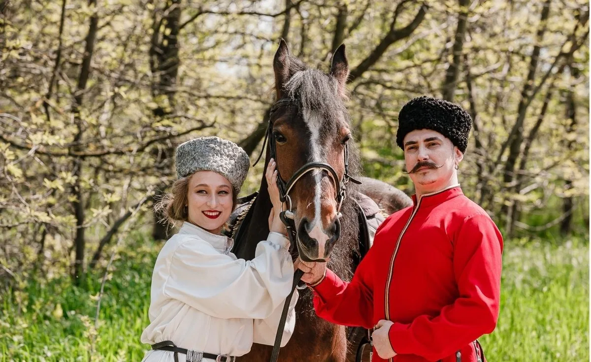 "КУБАНСКИЕ КАЗАКИ НА ЯРМАРКЕ" Музыкально- театрализованное представлениеГКА "Ивушка"